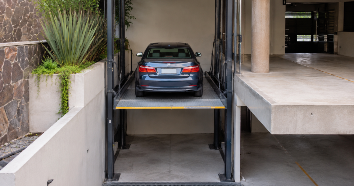 Mejor elevador para autos en desniveles en México con plataforma guiada entre dos niveles de estacionamiento.