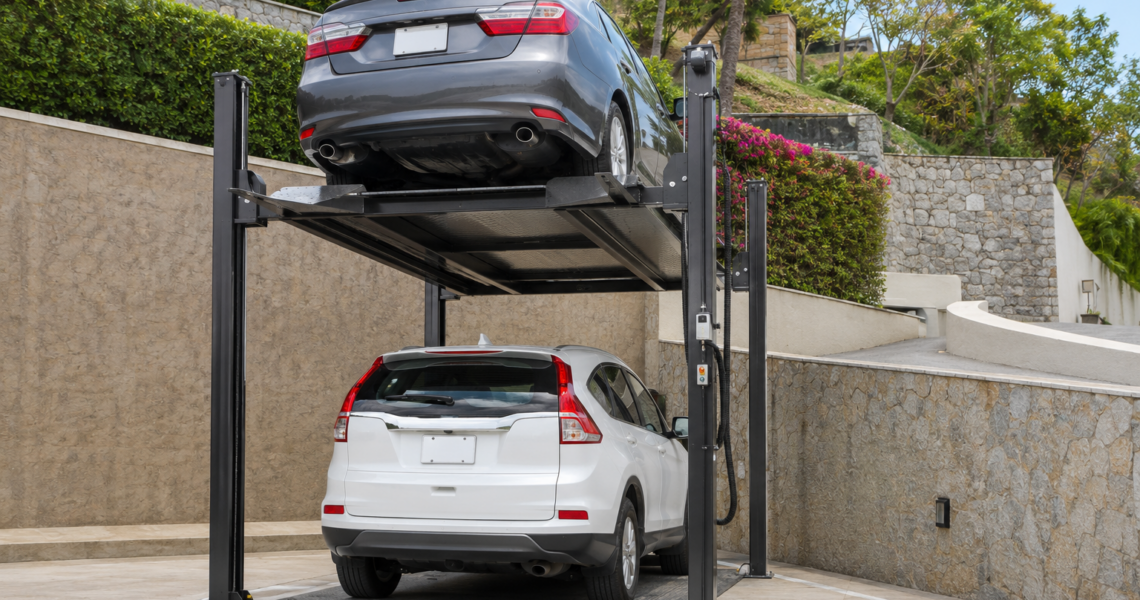 Qué tipo de elevador para autos elegir en terrenos de México según pendiente, estabilidad y acceso disponible.