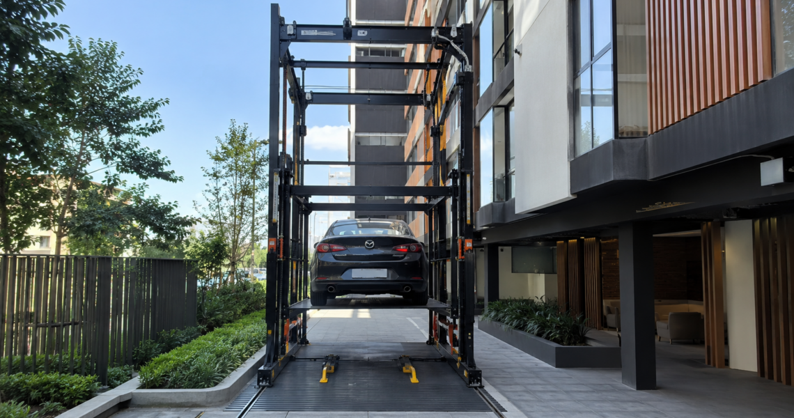 Estacionamiento vertical junto a edificios en México con estructura independiente, acceso alineado y obra controlada.